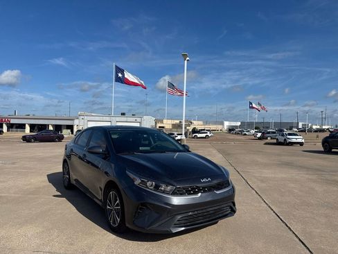 Used 2023 Kia Forte LXS FWD image 2