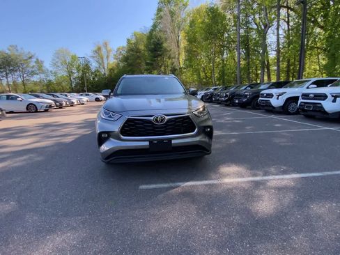 Used 2026 Toyota Highlander Limited AWD/4WD image 3