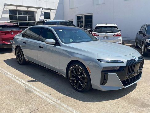 Used 2023 BMW i7 xDrive60 w/ Executive Package 2 AWD/4WD image 3