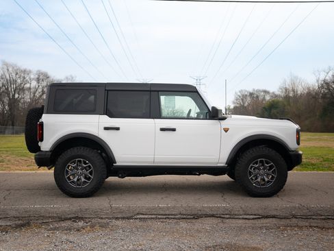 New 2025 Ford Bronco Badlands image 3