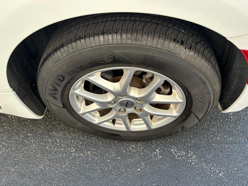 Used 2023 Chrysler Pacifica Touring-L FWD image 9