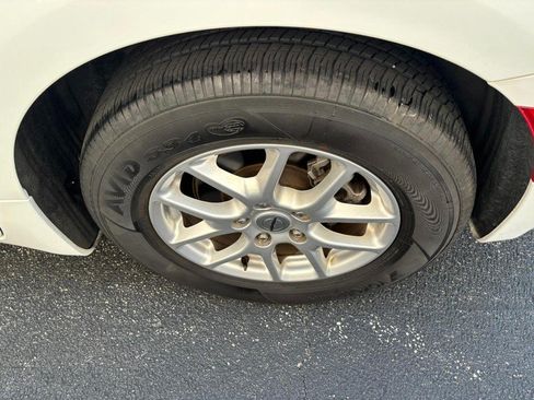 Used 2023 Chrysler Pacifica Touring-L FWD image 9
