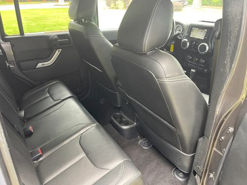 Used 2016 Jeep Wrangler Unlimited Rubicon AWD/4WD image 13