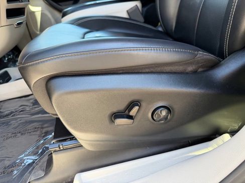 Used 2023 Chrysler Pacifica Touring-L FWD image 15