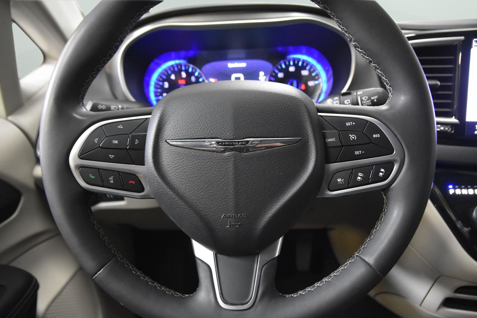 Used 2023 Chrysler Pacifica Touring-L FWD image 15