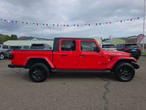 Used 2023 Jeep Gladiator Sport image 6