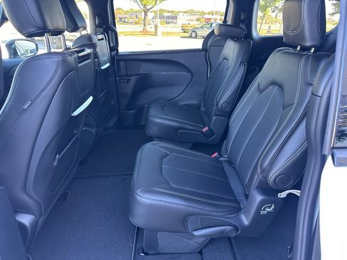 New 2026 Chrysler Pacifica Select image 44
