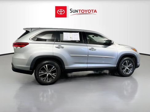 Used 2019 Toyota Highlander Plus FWD image 2