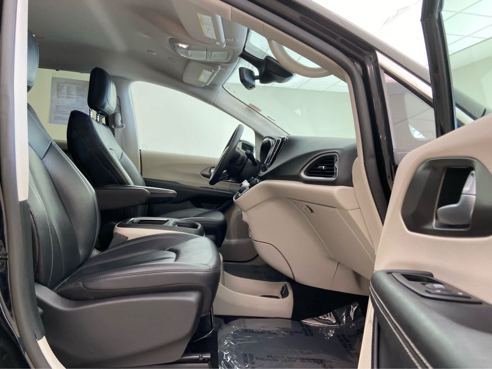 Used 2024 Chrysler Pacifica Touring-L FWD image 19