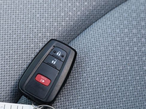 Certified 2022 Toyota Prius LE image 31