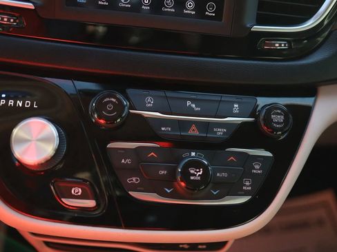 Used 2019 Chrysler Pacifica Touring-L FWD image 25