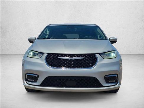 Used 2023 Chrysler Pacifica Touring-L FWD image 2