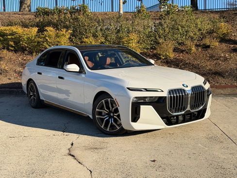Used 2023 BMW 760i xDrive image 1
