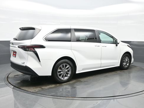 Used 2024 Toyota Sienna LE image 6