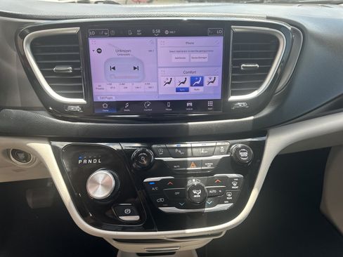 Used 2023 Chrysler Pacifica Touring-L FWD image 14