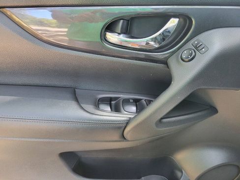 Used 2019 Nissan Rogue SV FWD image 15