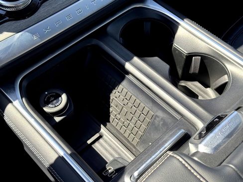 Used 2025 Ford Expedition Platinum AWD/4WD image 31