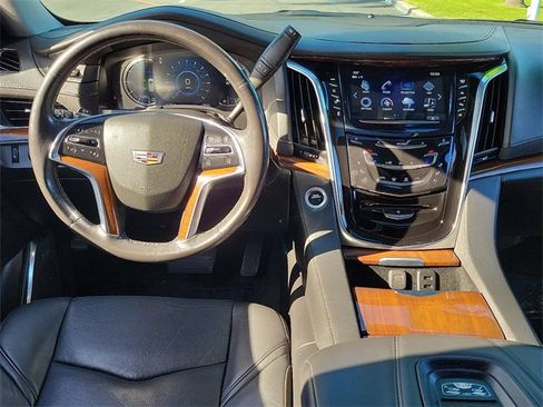 Used 2019 Cadillac Escalade ESV Luxury image 8