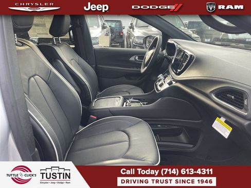 New 2026 Chrysler Pacifica Limited w/ Uconnect Theater Family Group FWD image 16