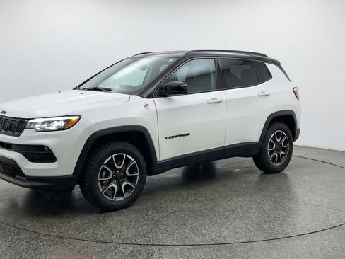 Used 2025 Jeep Compass Trailhawk AWD/4WD image 3