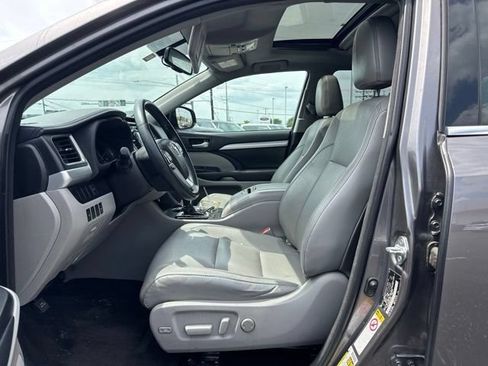 Used 2016 Toyota Highlander XLE FWD image 3