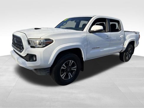 Used 2018 Toyota Tacoma TRD Sport w/ Technology Package image 3