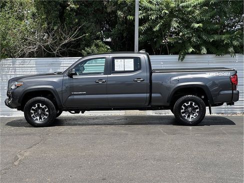 Used 2018 Toyota Tacoma TRD Off-Road w/ TRD Premium Off Road Package AWD/4WD image 13