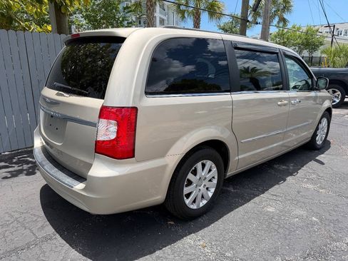 Used 2013 Chrysler Town & Country Touring FWD image 4