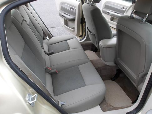 Used 2010 Chrysler Sebring Touring FWD image 12
