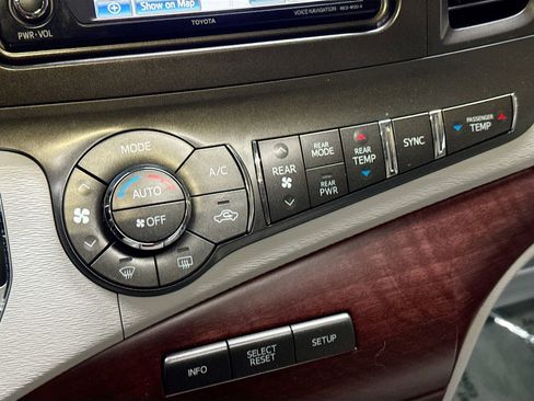 Used 2013 Toyota Sienna XLE image 18