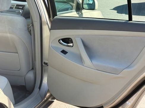 Used 2009 Toyota Camry LE FWD image 32