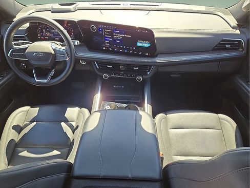 Used 2025 Chevrolet Suburban Z71 image 19