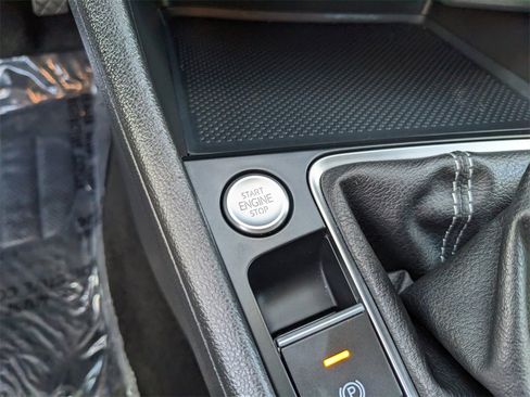 Certified 2022 Volkswagen Jetta SE w/ Panoramic Sunroof Package image 25