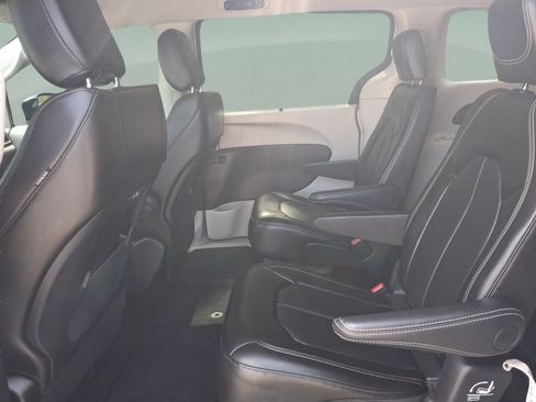 Used 2024 Chrysler Pacifica Touring-L FWD image 26