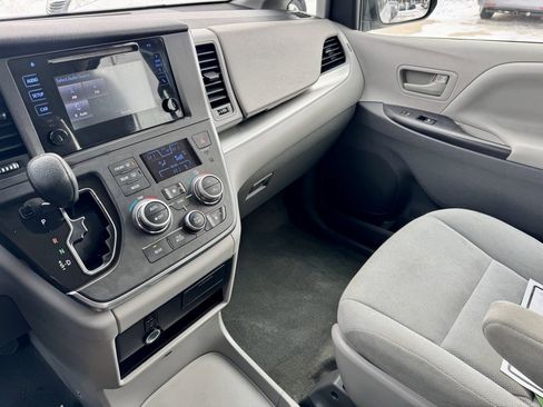 Used 2016 Toyota Sienna L image 32