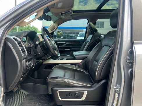 Used 2019 RAM 1500 Laramie AWD/4WD image 18