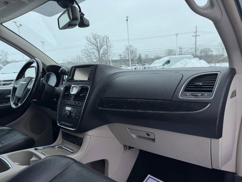 Used 2013 Chrysler Town & Country Limited image 21