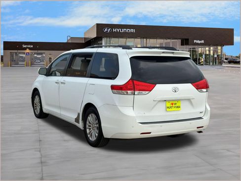 Used 2011 Toyota Sienna XLE w/ XLE Navigation Pkg FWD image 3