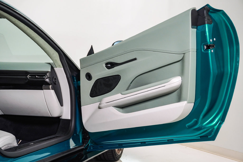 Used 2025 Aston Martin V8 Vantage Coupe RWD image 19