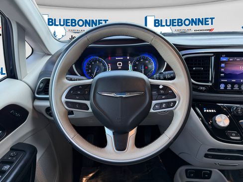 Used 2017 Chrysler Pacifica Limited w/ UConnect Theater Package FWD image 13