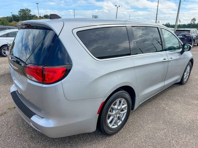 Used 2022 Chrysler Voyager LX FWD image 2