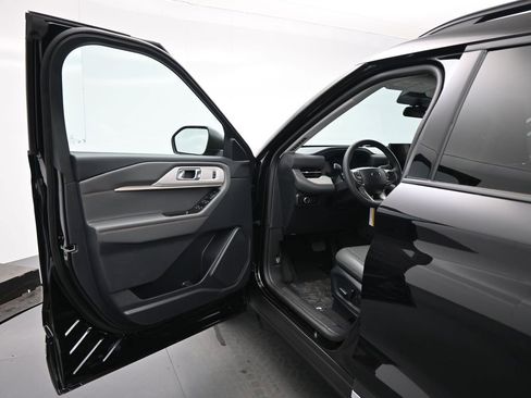 New 2025 Ford Explorer Active w/ Active Comfort Package image 4