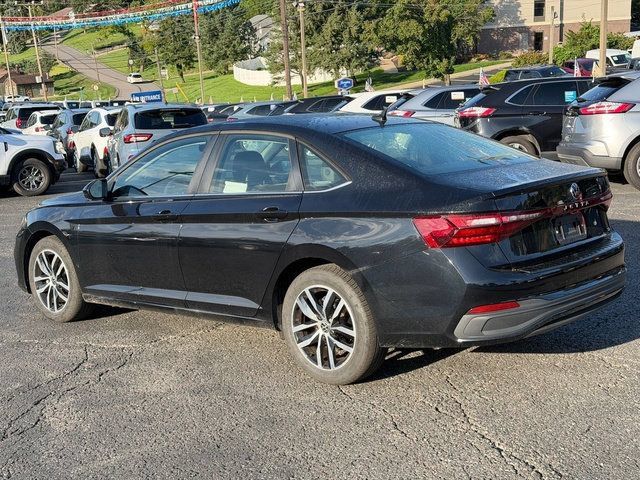 Used 2025 Volkswagen Jetta SE FWD image 4