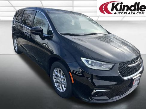 New 2026 Chrysler Pacifica Select image 1