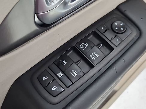 Used 2024 Chrysler Pacifica Touring-L image 17