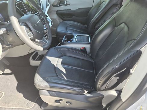Used 2022 Chrysler Pacifica Touring-L FWD image 24