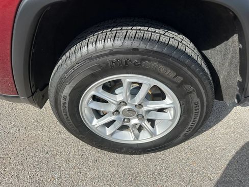 Used 2018 Jeep Grand Cherokee Laredo AWD/4WD image 25