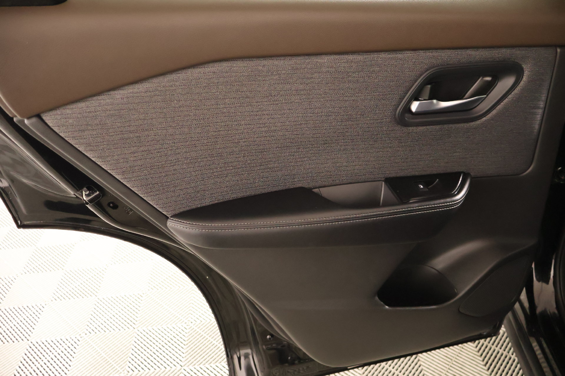 Used 2023 Nissan Rogue SV FWD image 15