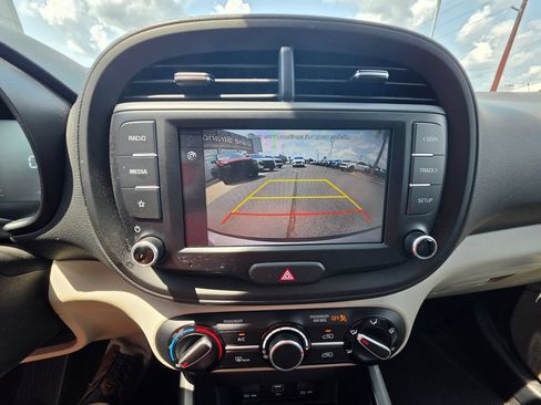 Used 2023 Kia Soul LX w/ LX Technology Package FWD image 19
