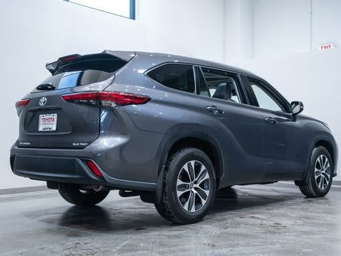 Certified 2022 Toyota Highlander XLE image 9